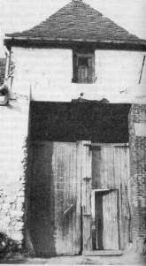 Pigeonnier porche de la ferme de La Vilette qui dpendait de Maurepas