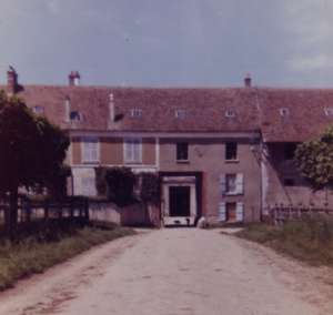 Maurepas, les 2 fentres  droite du porche: salle  manger et chambre